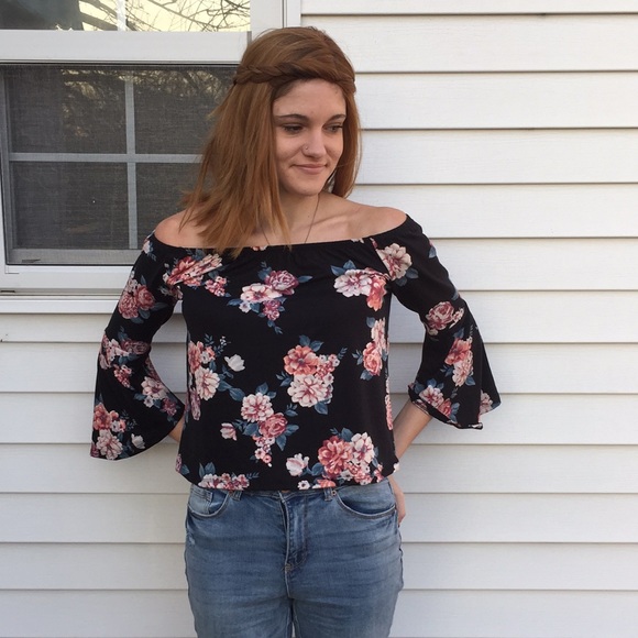 NWT Off the Shoulder Floral Blouse - Picture 2 of 8